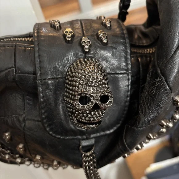 Gothic Black Leather Crossbody Bag with Skull Embellishments - Picture 7 of 8